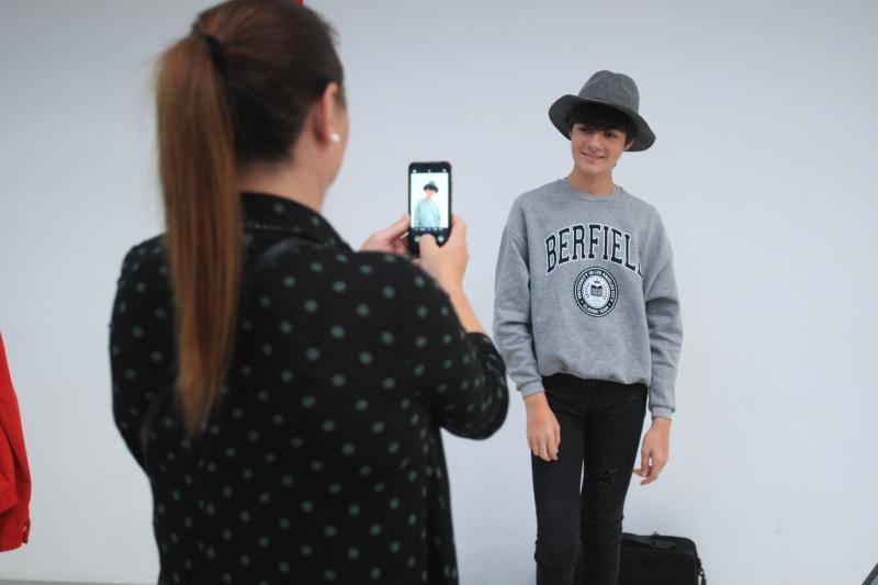 Algunos de los momentos del taller impartido por la asesora de imagen Inma Espizua durante la Pasarela Gasteiz On y la visita al 'backstage' de la mano del diseñador Domingo Orive.