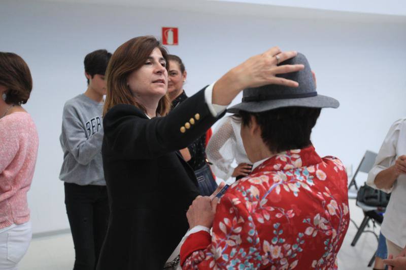 Algunos de los momentos del taller impartido por la asesora de imagen Inma Espizua durante la Pasarela Gasteiz On y la visita al 'backstage' de la mano del diseñador Domingo Orive.