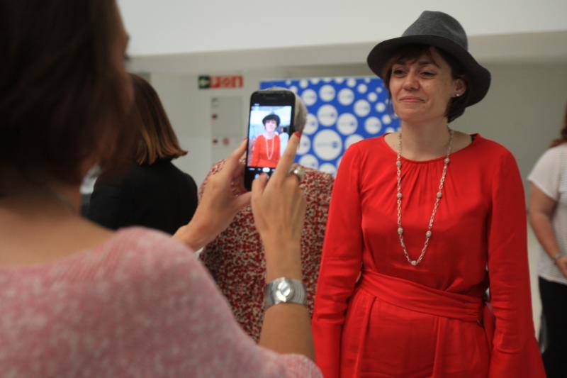 Algunos de los momentos del taller impartido por la asesora de imagen Inma Espizua durante la Pasarela Gasteiz On y la visita al 'backstage' de la mano del diseñador Domingo Orive.