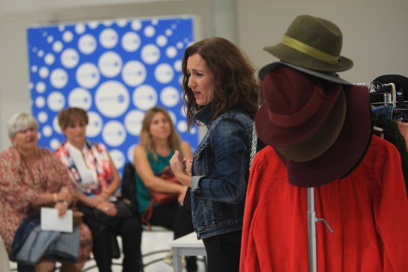 Algunos de los momentos del taller impartido por la asesora de imagen Inma Espizua durante la Pasarela Gasteiz On y la visita al 'backstage' de la mano del diseñador Domingo Orive.