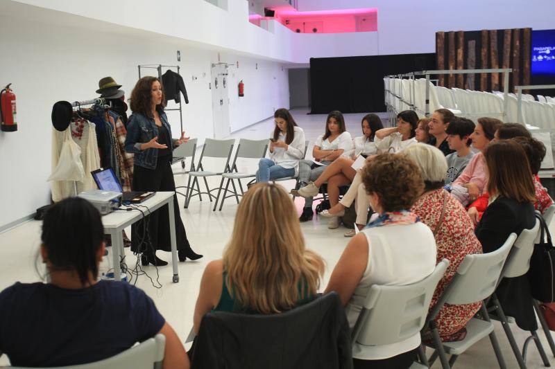 Algunos de los momentos del taller impartido por la asesora de imagen Inma Espizua durante la Pasarela Gasteiz On y la visita al 'backstage' de la mano del diseñador Domingo Orive.