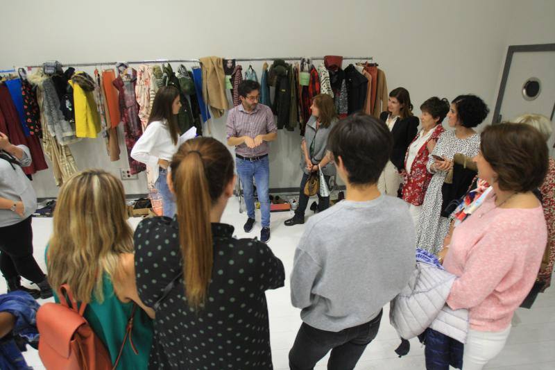 Algunos de los momentos del taller impartido por la asesora de imagen Inma Espizua durante la Pasarela Gasteiz On y la visita al 'backstage' de la mano del diseñador Domingo Orive.