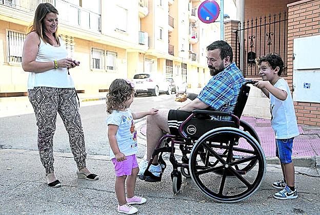 Con su familia. Mónica, la mujer de Juan Ramón Amores, con él y sus hijos, Iván, de cinco años, y Jimena, de dos.