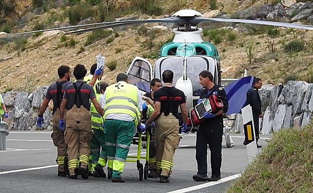 Un helicóptero ha acudido a evacuar al accidentado.