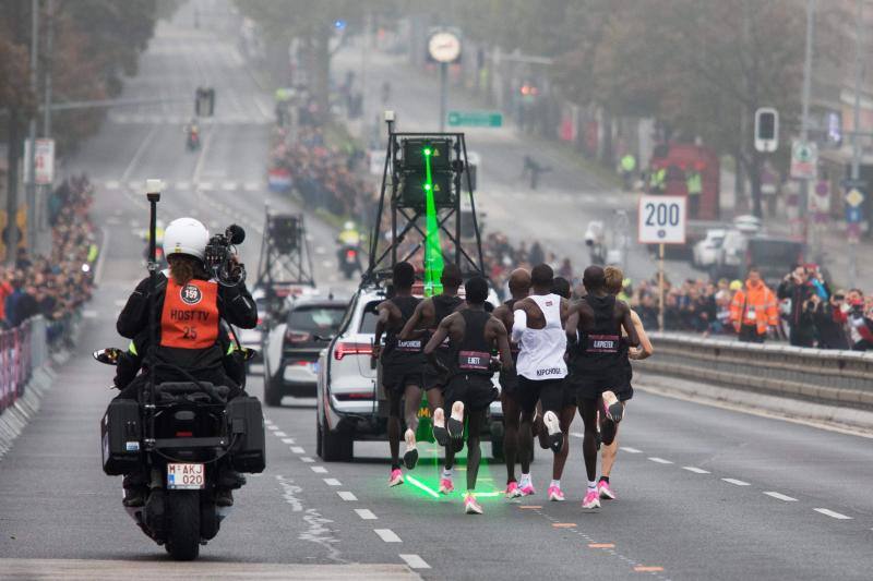 Fotos: Kipchoge derriba la barrera de las dos horas