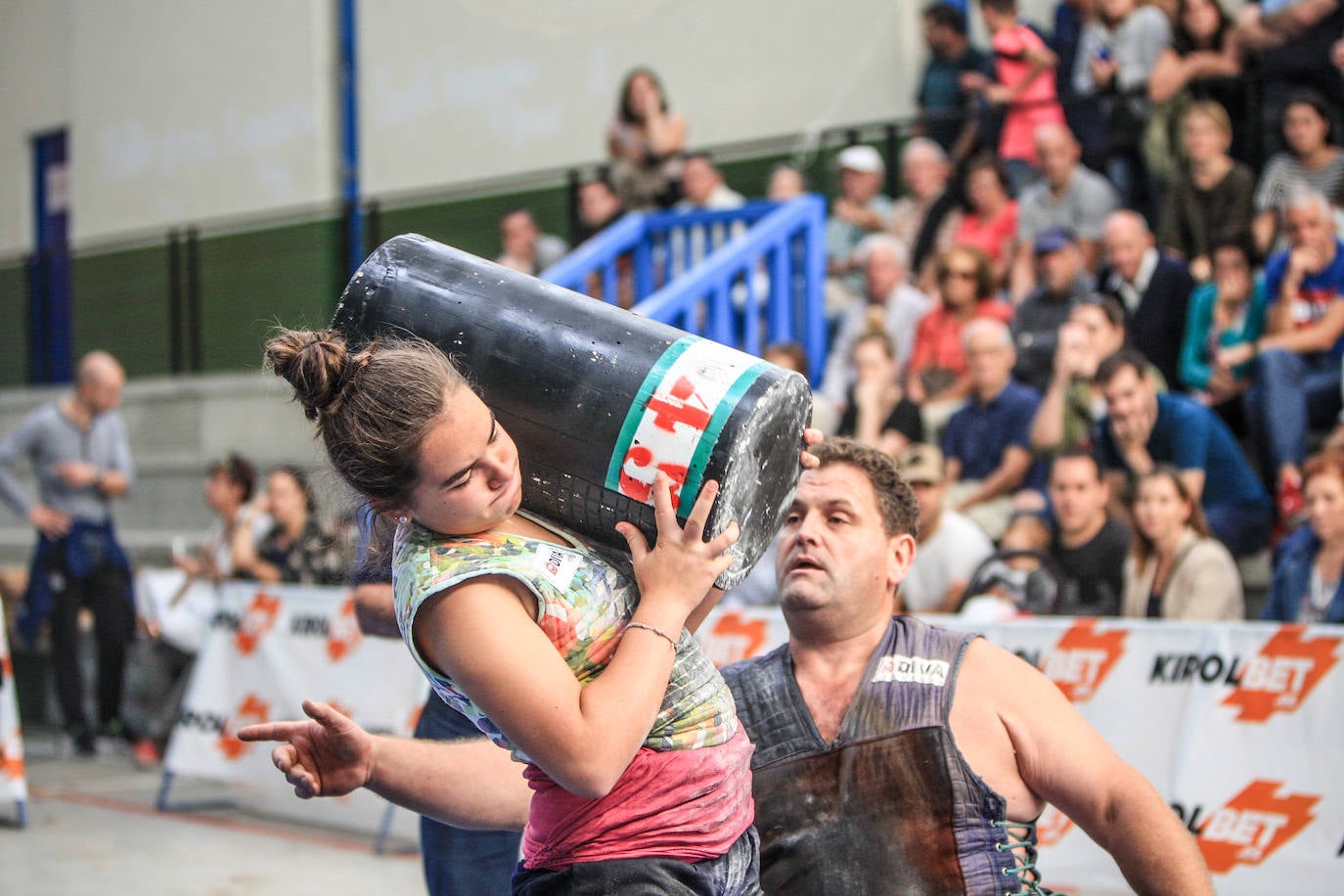 La 25 edición de la feria de la alubia atrajo a miles de personas, que arrasaron con los sacos de kilo que se vendían a siete euros