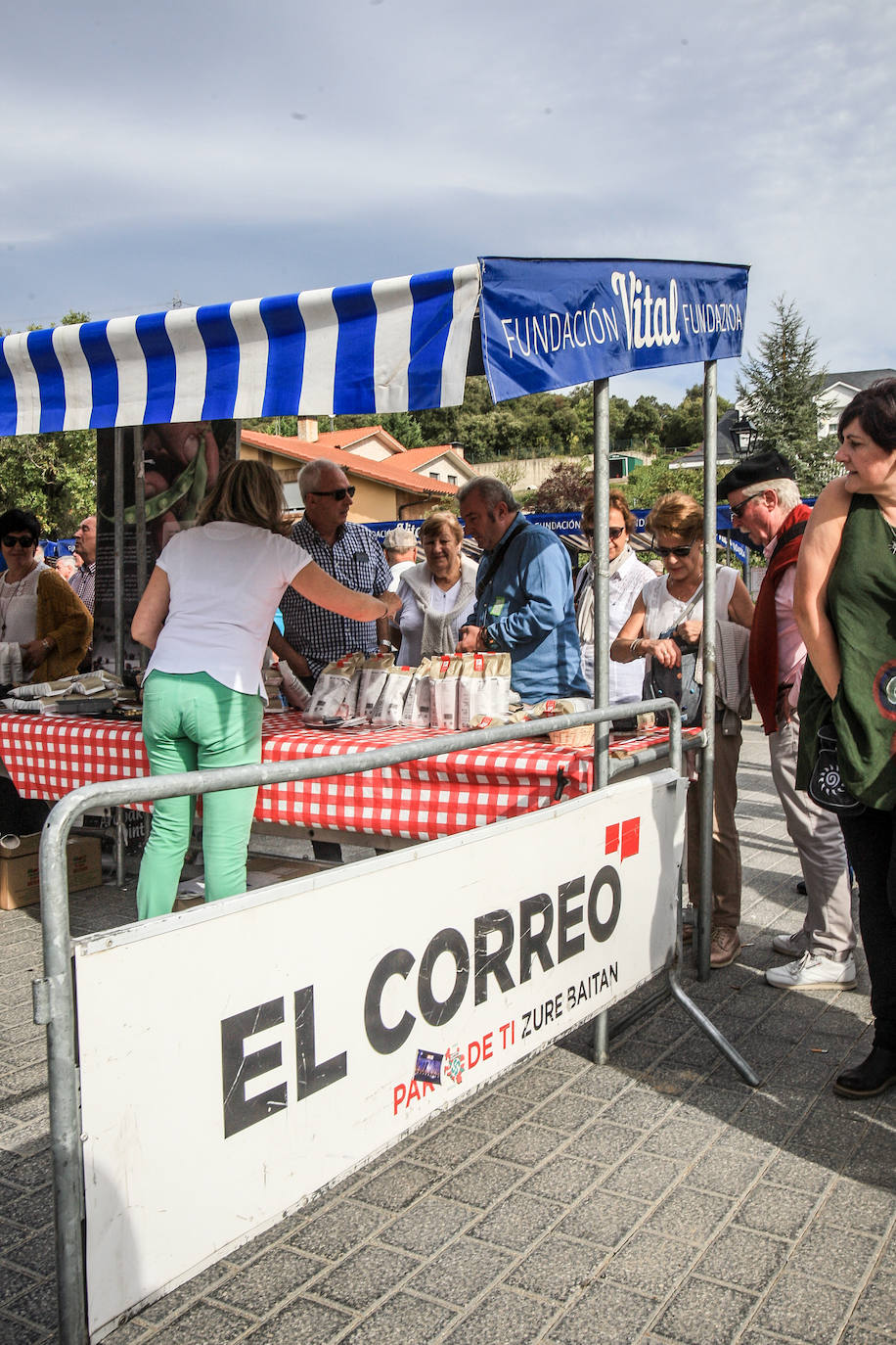 La 25 edición de la feria de la alubia atrajo a miles de personas, que arrasaron con los sacos de kilo que se vendían a siete euros