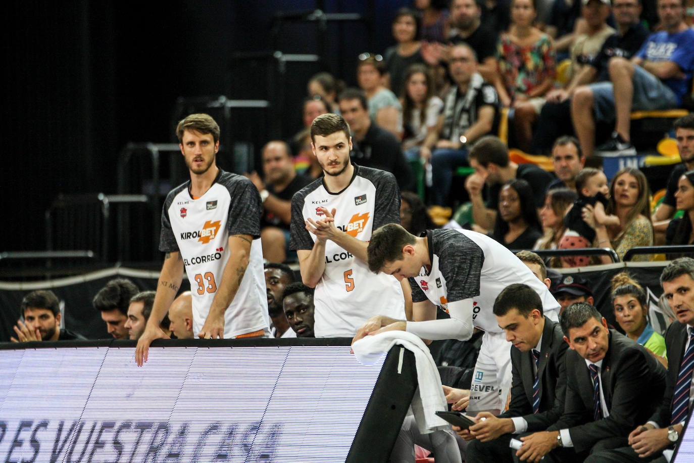 Las fotografías dle partido correspondiente a la cuarta jornada de la Liga Endesa ACB entre los vizcaínos y alaveses