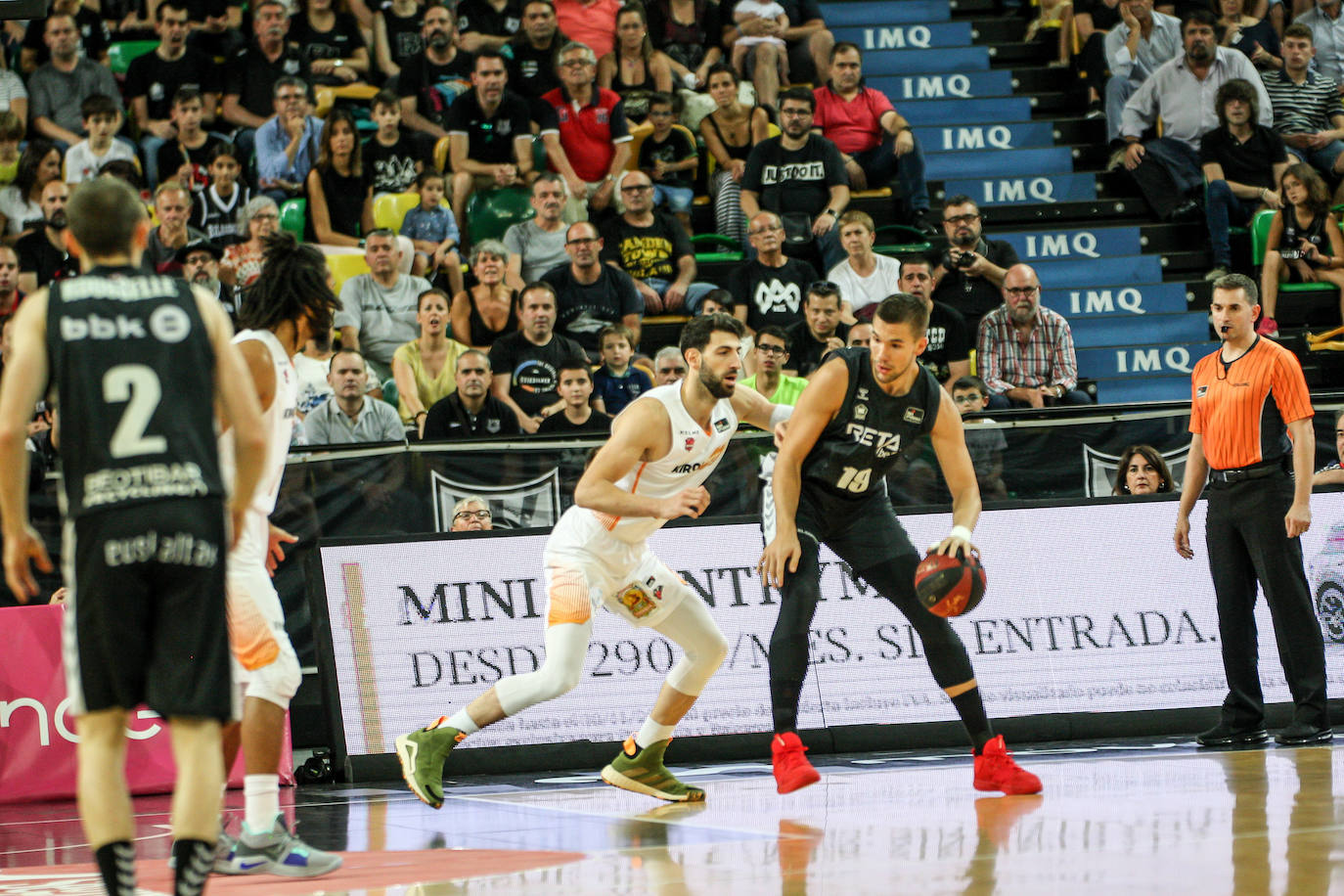 Las fotografías dle partido correspondiente a la cuarta jornada de la Liga Endesa ACB entre los vizcaínos y alaveses