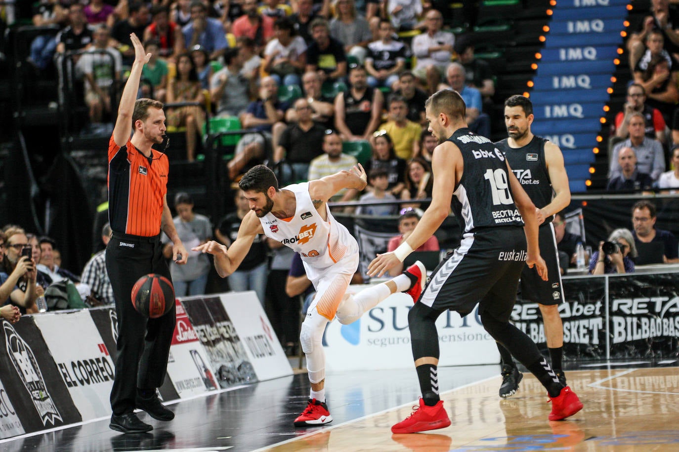 Las fotografías dle partido correspondiente a la cuarta jornada de la Liga Endesa ACB entre los vizcaínos y alaveses