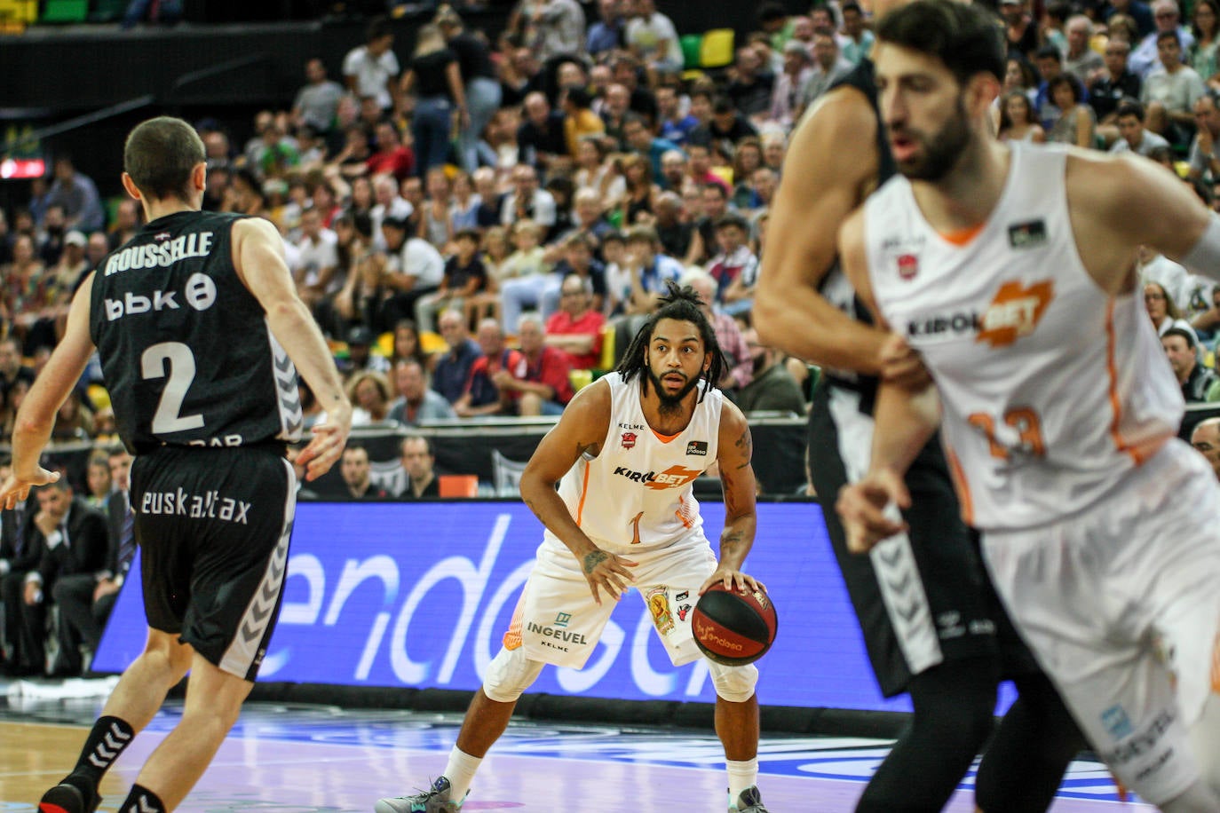 Las fotografías dle partido correspondiente a la cuarta jornada de la Liga Endesa ACB entre los vizcaínos y alaveses
