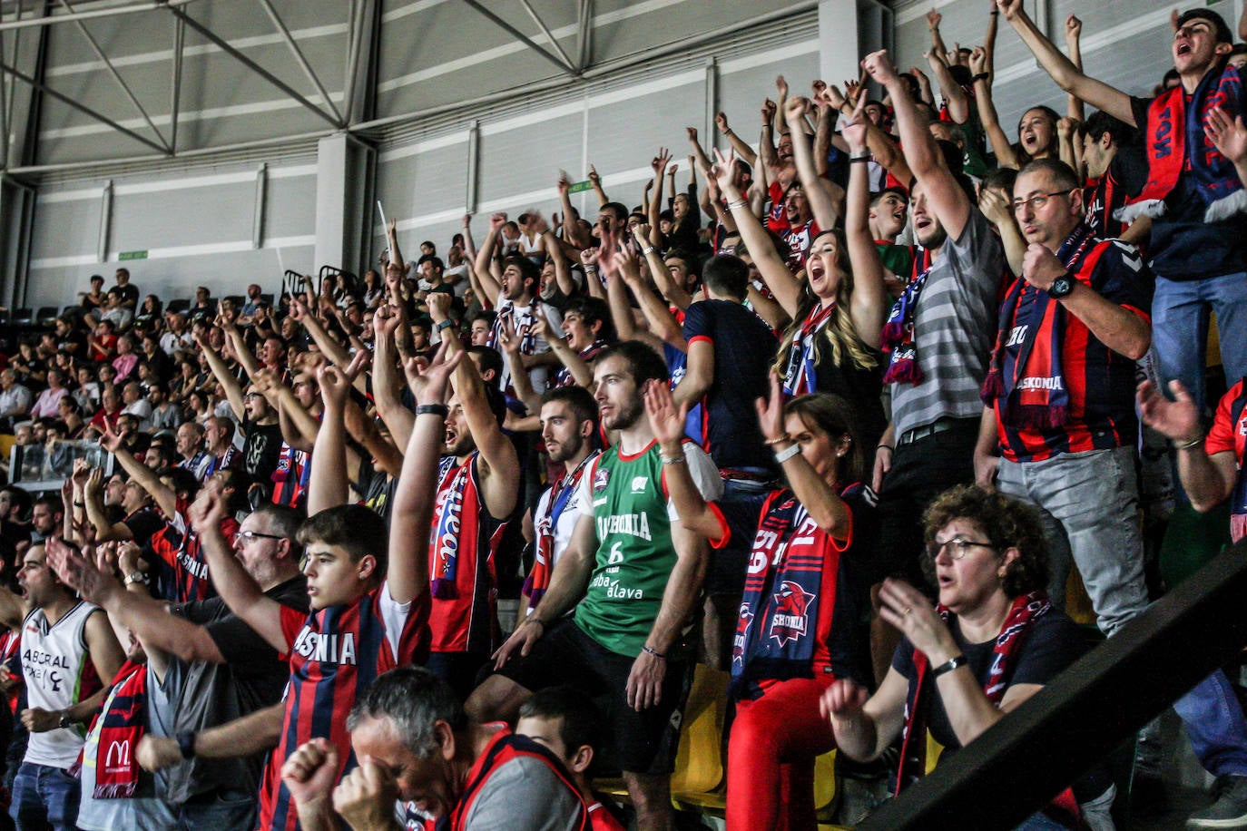 Las fotografías dle partido correspondiente a la cuarta jornada de la Liga Endesa ACB entre los vizcaínos y alaveses