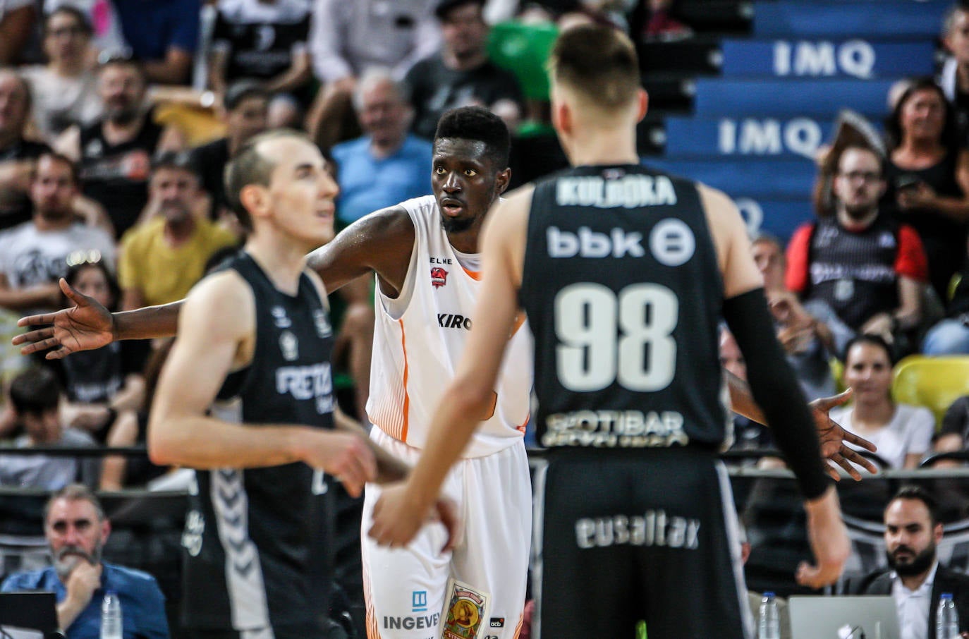 Las fotografías dle partido correspondiente a la cuarta jornada de la Liga Endesa ACB entre los vizcaínos y alaveses