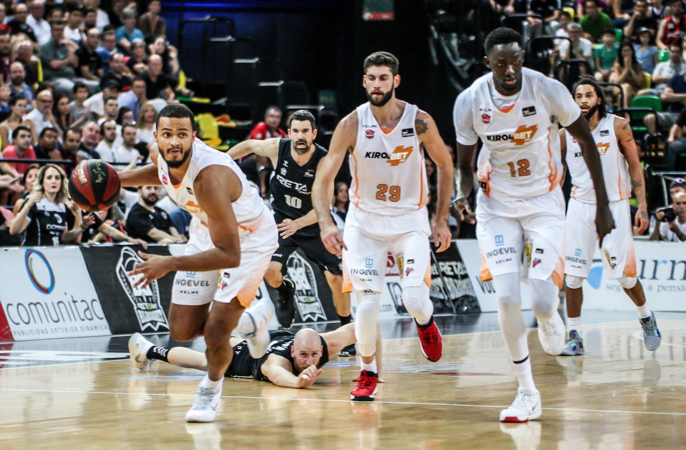 Las fotografías dle partido correspondiente a la cuarta jornada de la Liga Endesa ACB entre los vizcaínos y alaveses