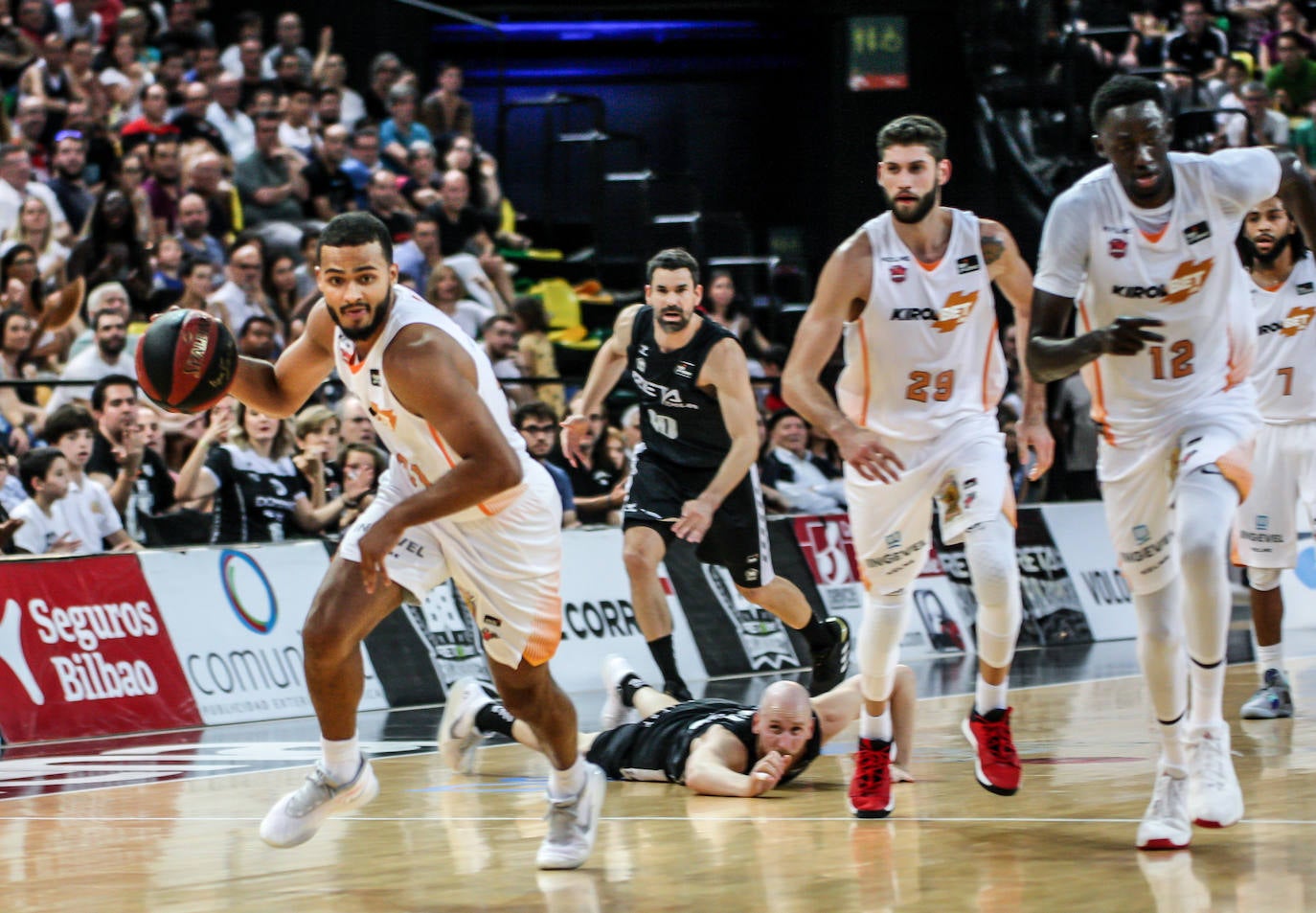 Las fotografías dle partido correspondiente a la cuarta jornada de la Liga Endesa ACB entre los vizcaínos y alaveses