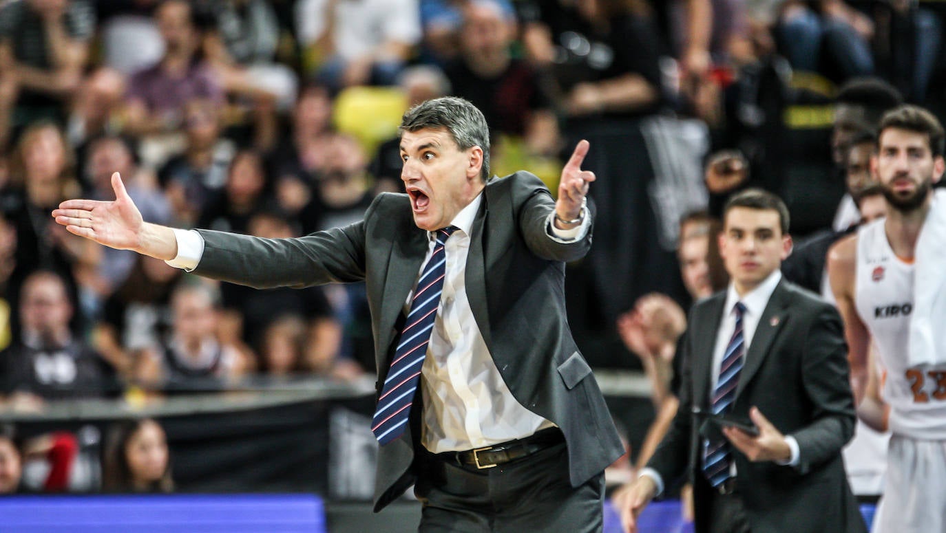 Las fotografías dle partido correspondiente a la cuarta jornada de la Liga Endesa ACB entre los vizcaínos y alaveses