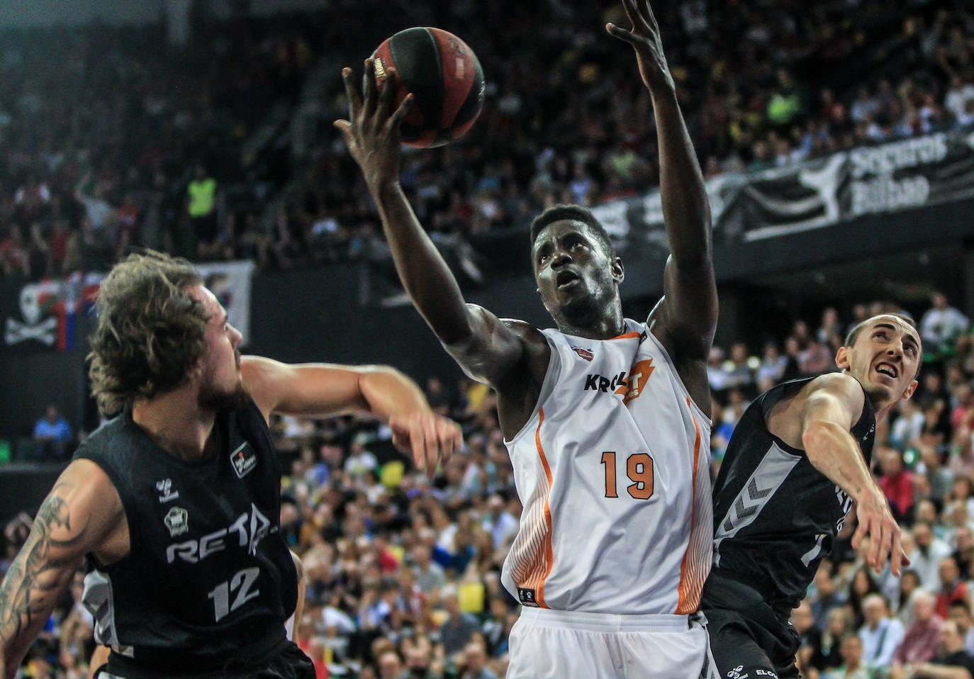 Las fotografías dle partido correspondiente a la cuarta jornada de la Liga Endesa ACB entre los vizcaínos y alaveses