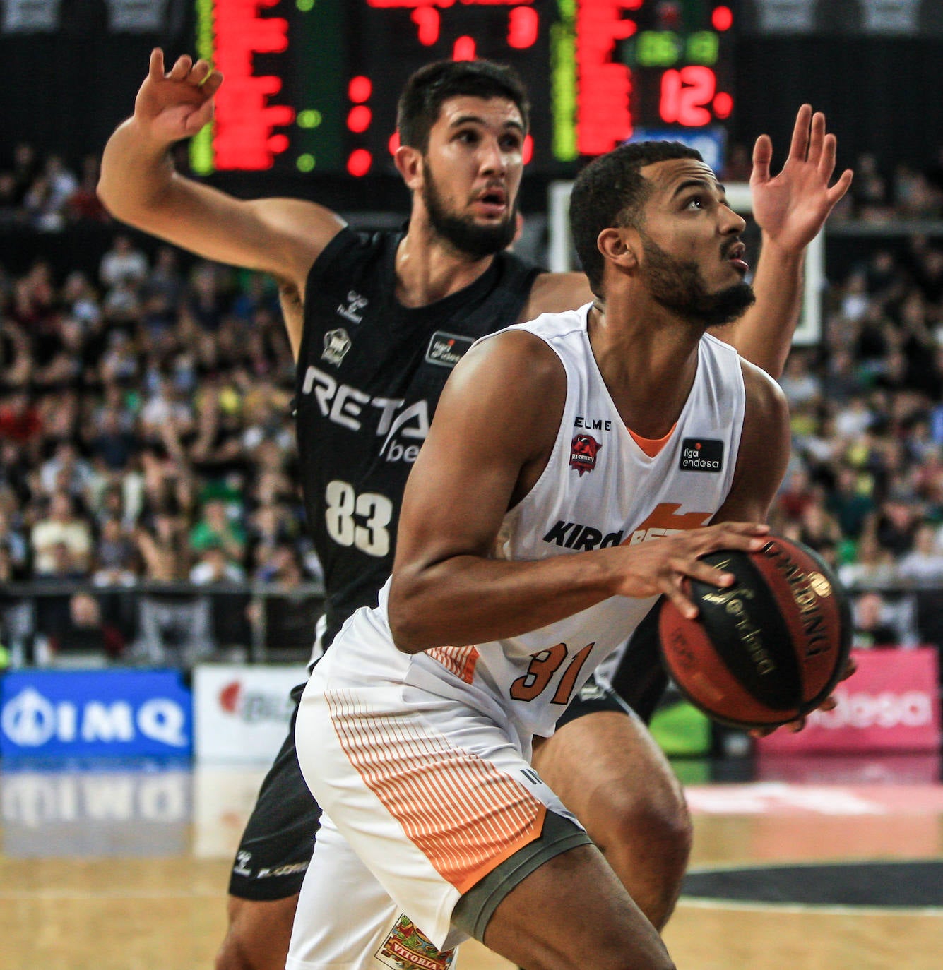 Las fotografías dle partido correspondiente a la cuarta jornada de la Liga Endesa ACB entre los vizcaínos y alaveses