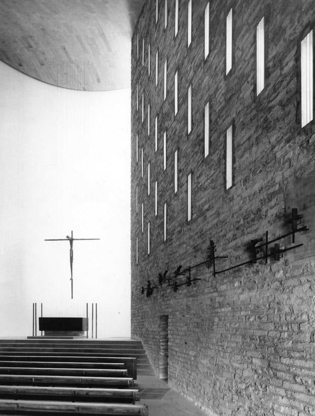 Coronación de Nuestra Señora. Fecha: En 1960 acabó su construcción. Arquitecto: Miguel Fisac, nacido en Ciudad Real. Escultura de Pablo Serrano y vidrieras de Francisco Farreras. Aforo: 700 personas. 