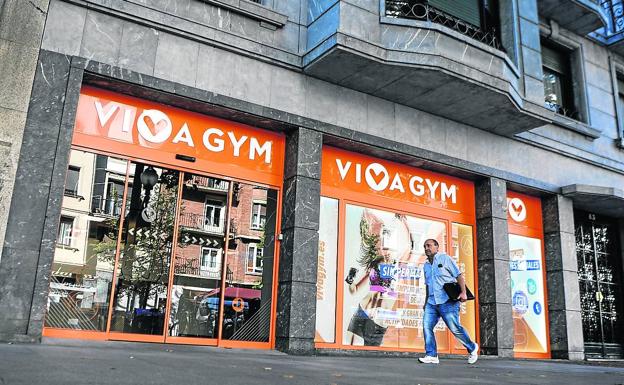 Gran Vía. Los concesionarios y talleres de reparación de coches dan paso a gimnasios de precios accesibles como Viva Gym.