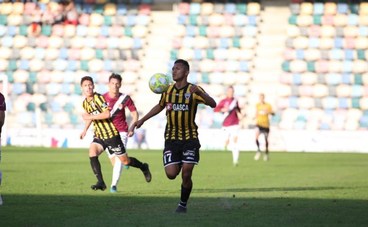 Un jugador del Barakaldo controla un balón