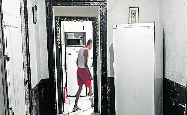 Bachir se adentra en la cocina del piso en el que vive en la zona de San Francisco. Paga 100 euros por una habitación compartida.