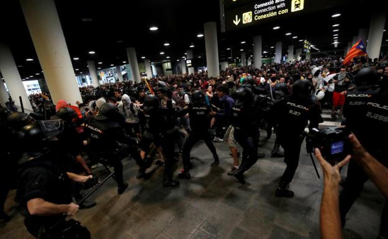 Cargas policiales en el Prat y 108 vuelos cancelados