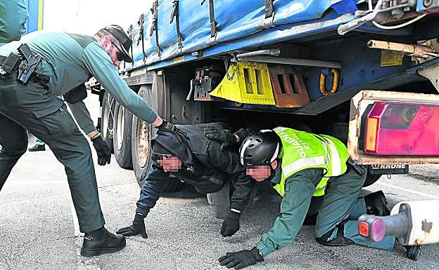 Guardias civiles que vigilaban la entrada al ferry detectan a un polizón en los bajos de un camión.
