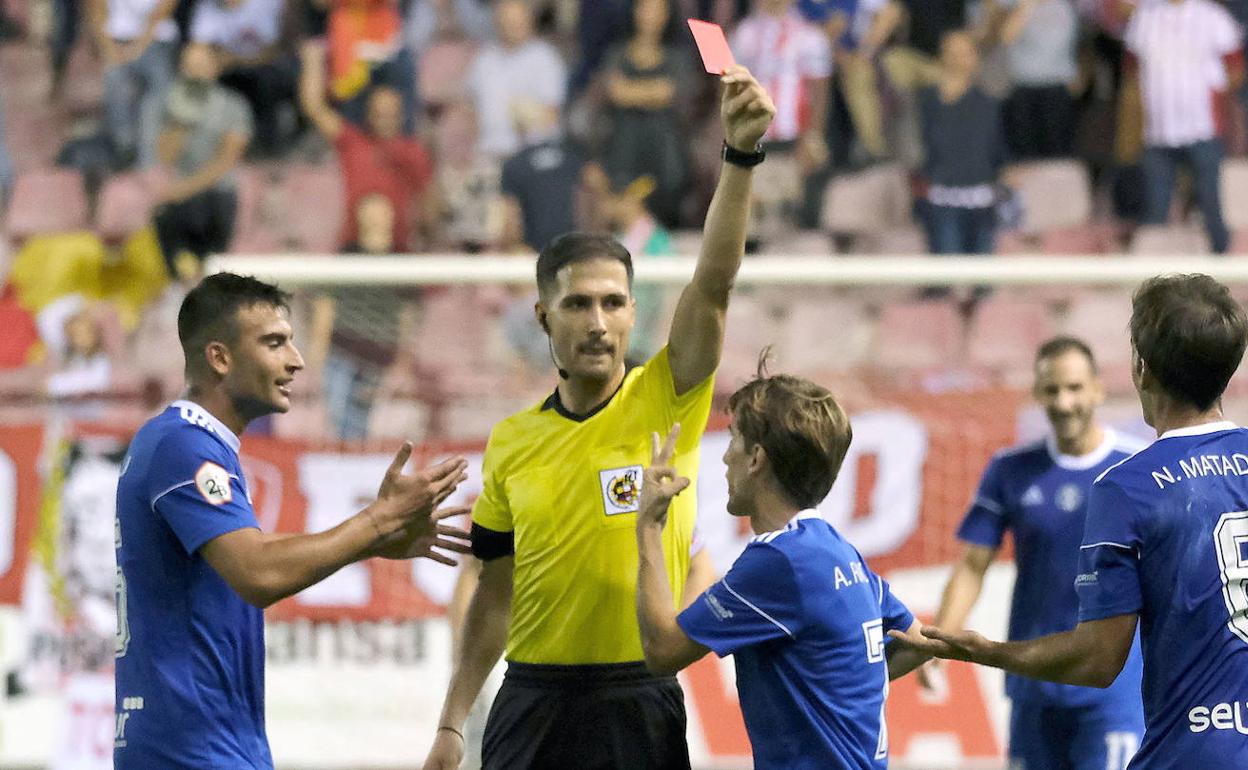 Los jugadores del Arenas protestan al árbitro por una jugada ante el Logroñés.