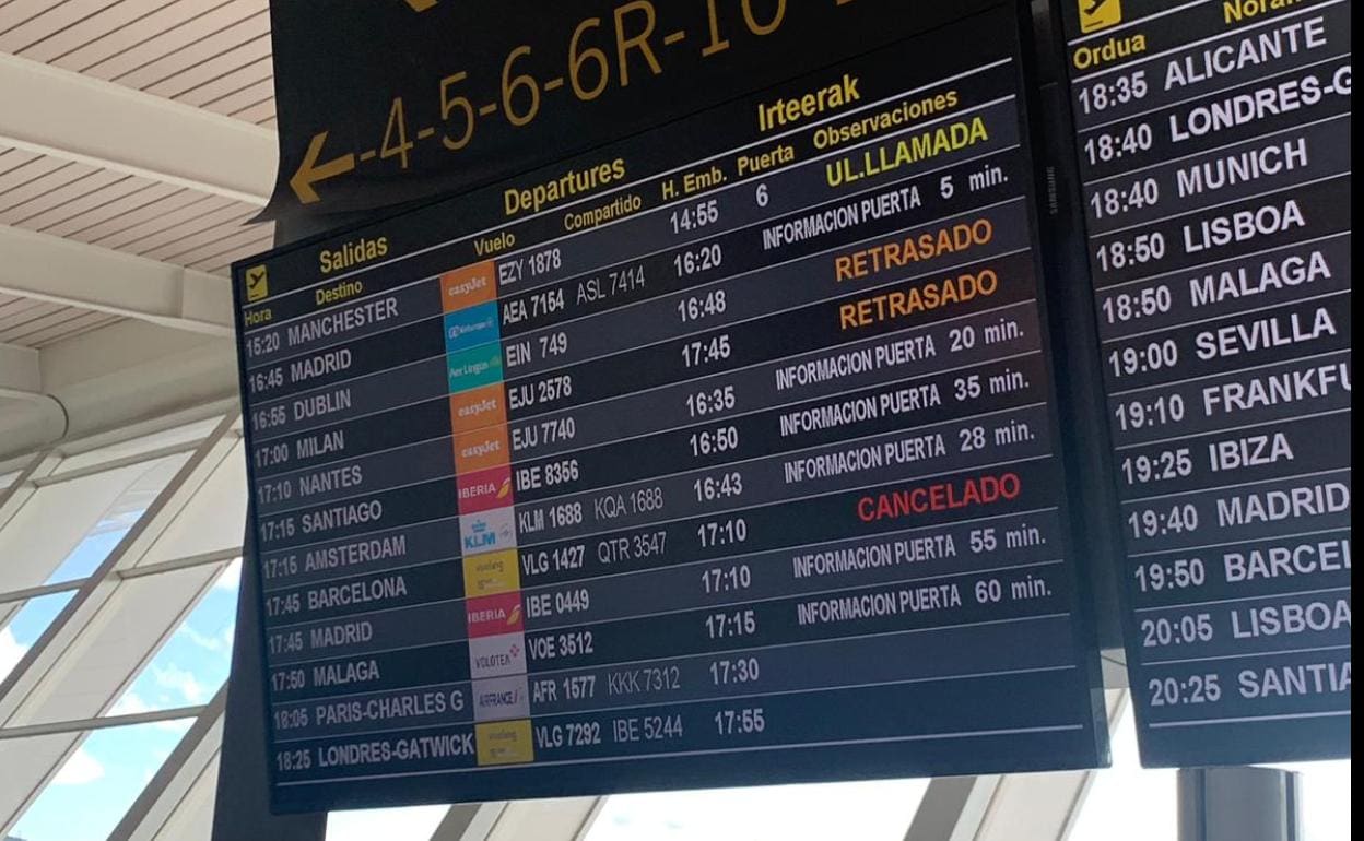 La pantalla del aeropuerto muestra el vuelo cancelado. 