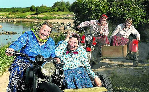 Mujeres de Kihnu acuden en sus motos a un festival.