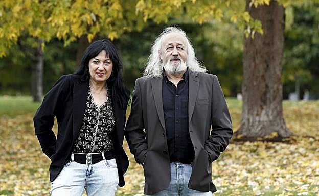 Puy Oria junto a Montxo Armendáriz, a quien ha producido sus últimas películas.