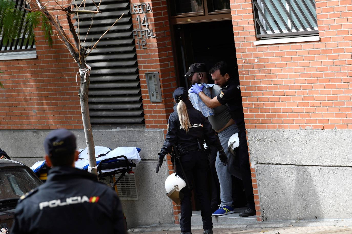 La Policía saca detenido al individuo que retuvo a una mujer en un piso de Leganés (Madrid).