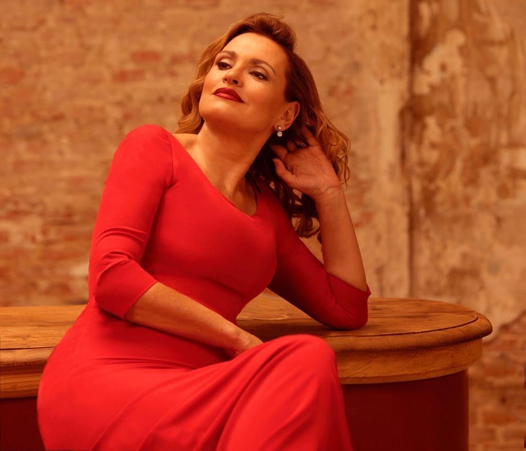 La soprano Ainhoa Arteta, espectacular con otro diseño de Kalam, la firma bilbaína de la que es clienta habitua