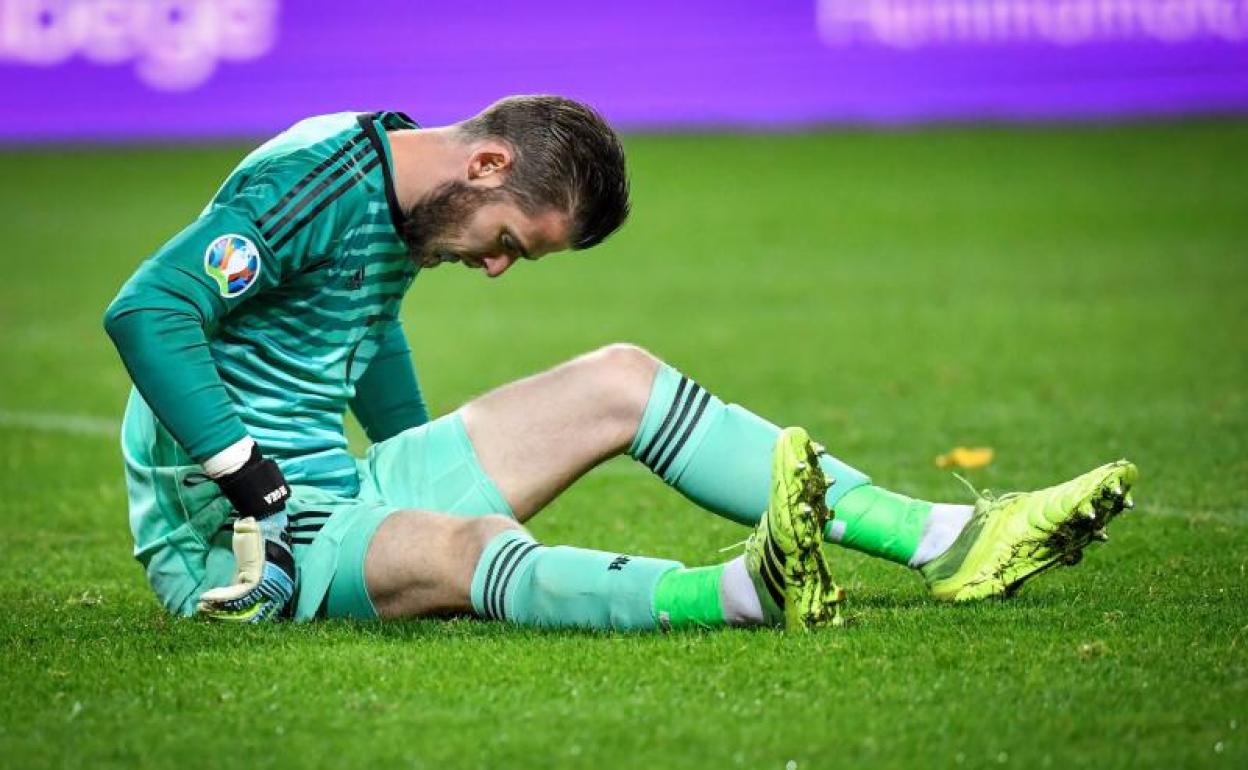 David De Gea se duele de su pierna derecha. 