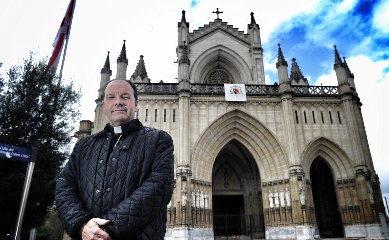 El Obispo de Vitoria, Juan Carlos Elizalde, con la Catedral Nueva al fondo. 