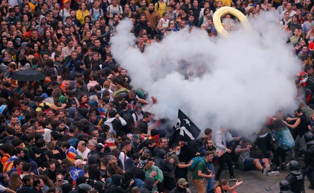 La policía carga contra los manifestantes, este lunes, en el aeropuerto de El Prat.