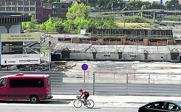 l retraso en la llegada de varias piezas desde Sevilla ralentizará la obra hasta diciembre. 