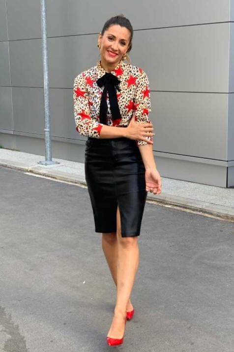 La colaboradora de Telecinco Nagore Robles consigue un look de oficina perfecto con esta falda de polipiel de Bershka (17,99 euros) y una blusa de Minueto con estampado de leopardo y estrellas rojas (39,90 euros)