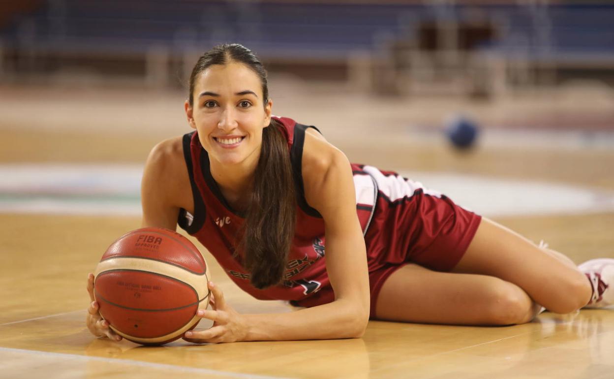 Belén Arrojo, en el pabellón de Maloste ante de comenzar un entrenamiento de cara al partido ante el Perfumerías Avenida.