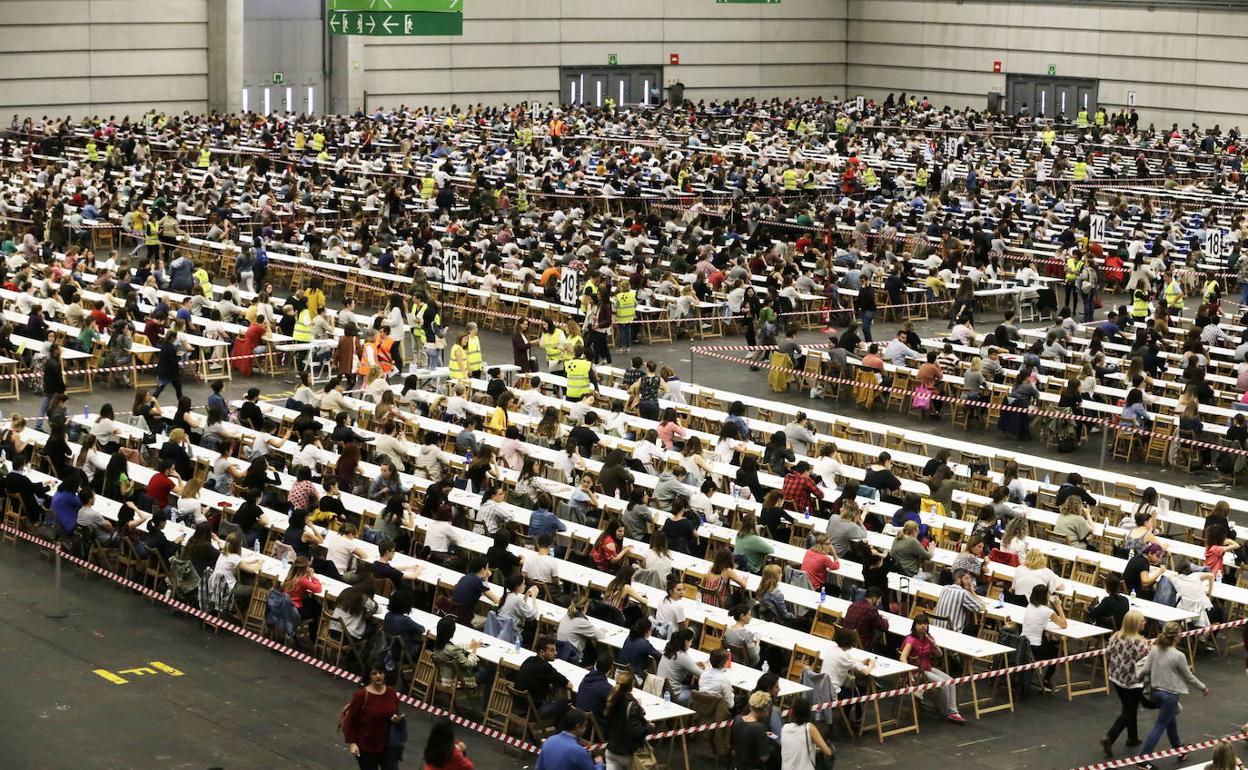 Miles de personas se enfrentan a unas oposiciones de Osakidetza en el BEC.