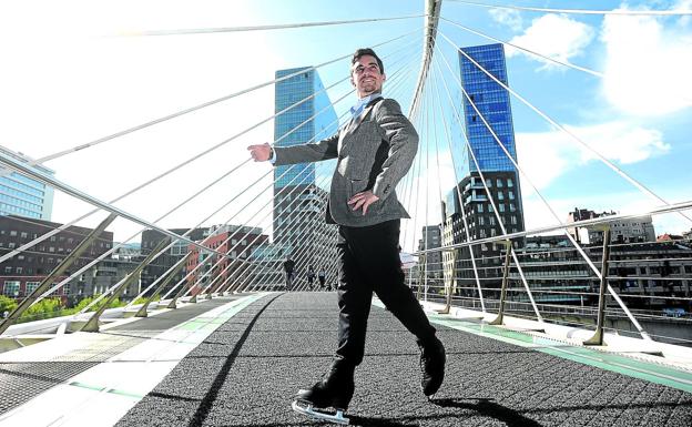 Javier Fernández posa sobre sus patines en el puente Zubizuri. 