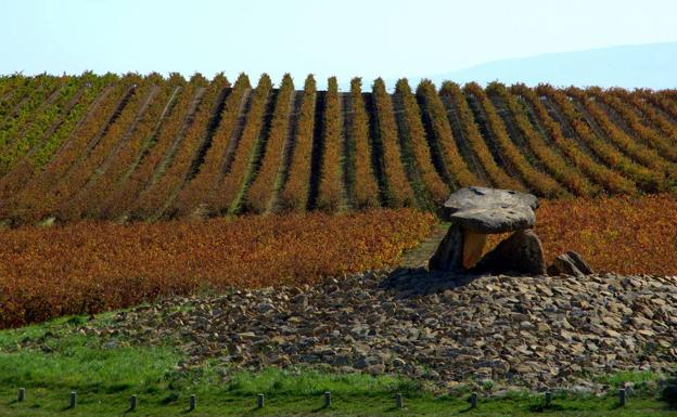 Un dolmen preside las viñas de Elvillar. 