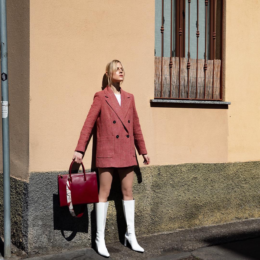 Maxi-blazer y botas blancas - Como ocurrió con los botines 'cowboy', seguro que más de una juró alguna vez no llevar jamás calzado de color blanco. Pues bien, tras generalizarse en 'street-style', parece que se ha convertido en un fondo de armario más a tener en cuenta, tanto en invierno como en verano. En estos meses, las botas de color neutro hacen su aparición estelar para poner un punto 'retro' a cualquier estilismo, por clásico que sea. Nos gusta combinadas con un maxi-blazer a modo de vestido.