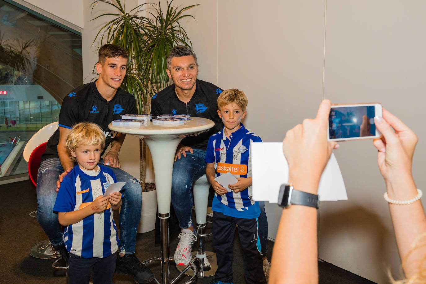 Laguardia, con un aficionado albiazul. 