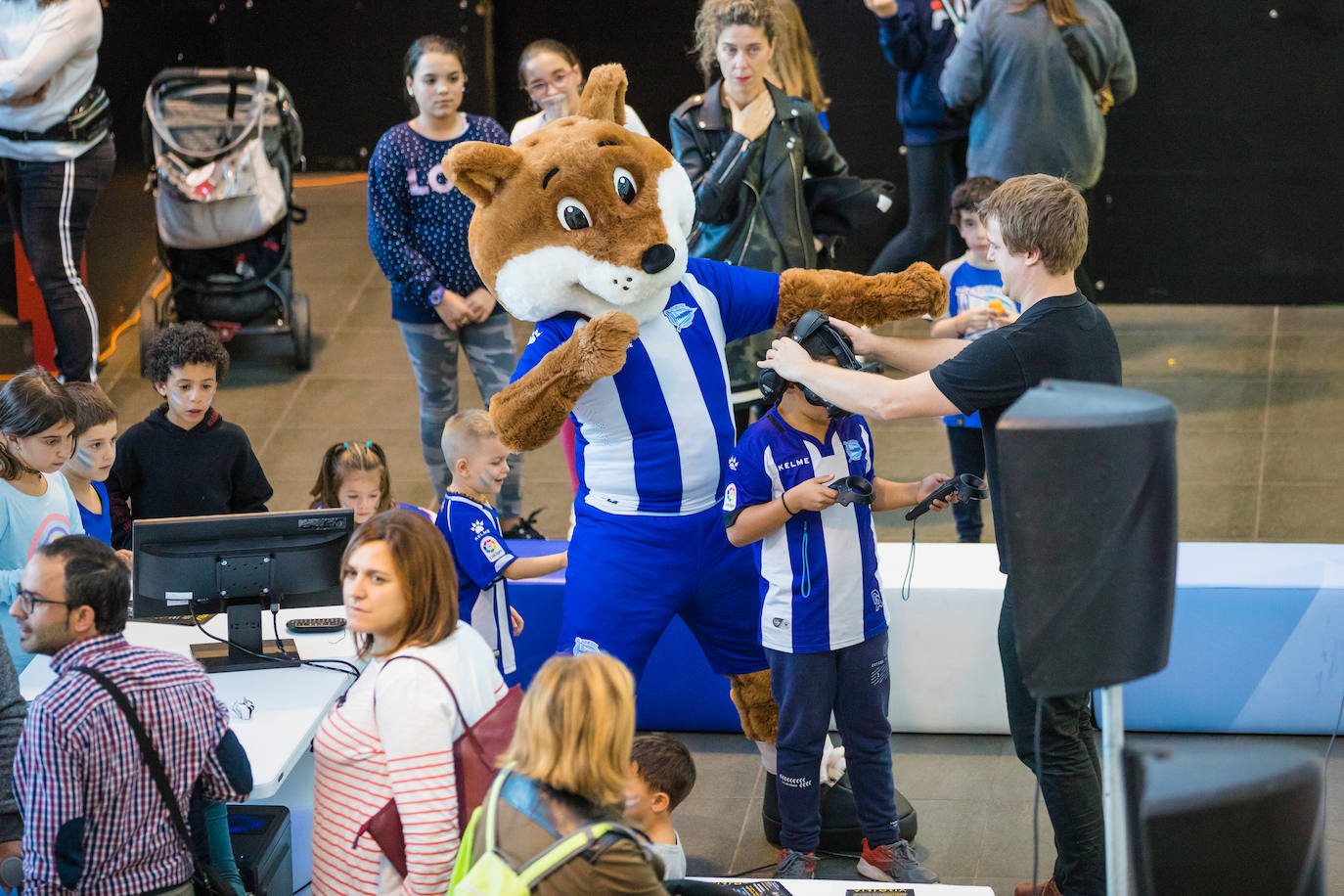 Laguardia, con un aficionado albiazul. 