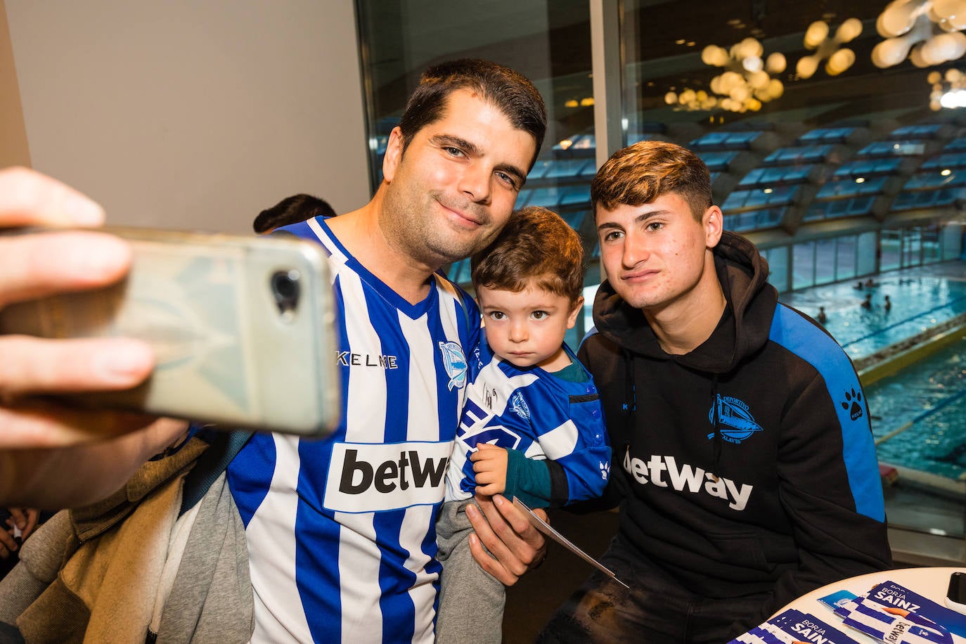 Laguardia, con un aficionado albiazul. 