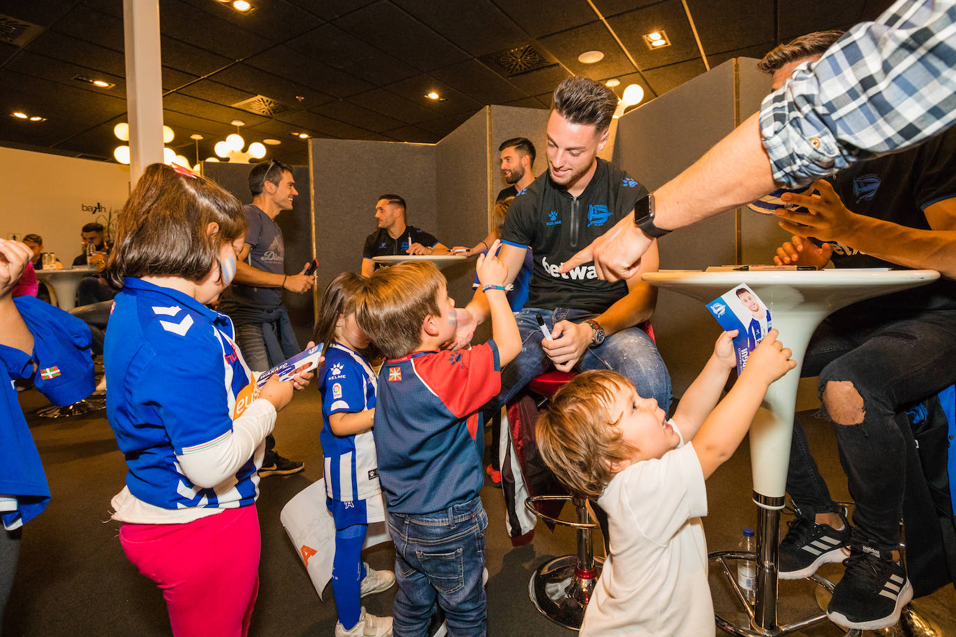 Laguardia, con un aficionado albiazul. 