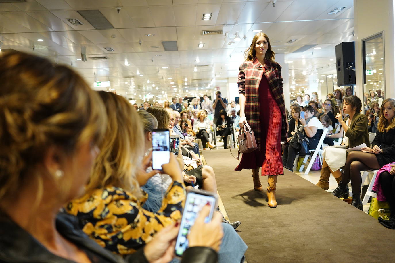 Fotos: Todo lo que se lleva este otoño toma la pasarela de El Corte Inglés de Bilbao