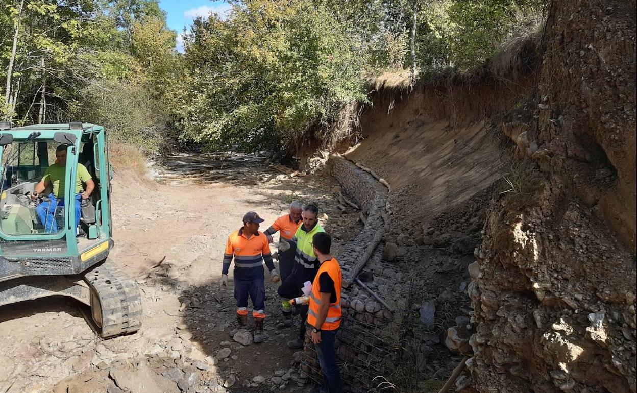 La obra ha afectado al margen derecho del Vadillo. 